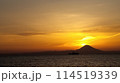 富士山と夕日 114519339