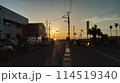 町中の富士山と夕日 114519340