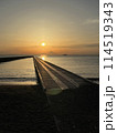 海に沈む夕日 114519343