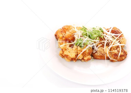 鶏の竜田揚げ 鶏肉料理 明るい背景 鶏の竜田揚げ 鶏肉料理 明るい背景 114519378