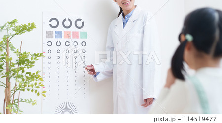 眼科で視力検査する子供 114519477