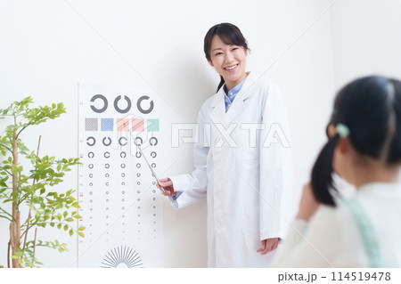 眼科で視力検査する子供 114519478