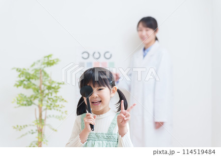 眼科で視力検査する子供 114519484