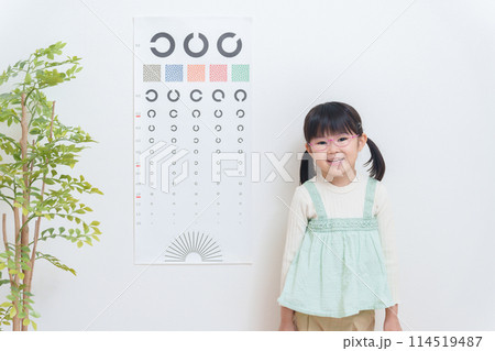 眼科で視力検査する子供 114519487