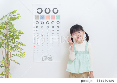 眼科で視力検査する子供 114519489