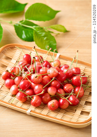 ざるに盛ったさくらんぼ（山形県産佐藤錦） 114520209