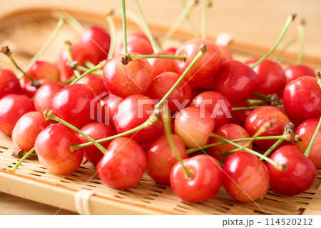 ざるに盛ったさくらんぼ（山形県産佐藤錦） 114520212