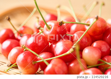 ざるに盛ったさくらんぼ（山形県産佐藤錦） 114520216