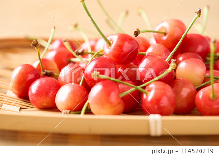 ざるに盛ったさくらんぼ（山形県産佐藤錦） 114520219