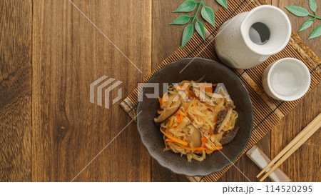 切り干し大根の煮物と日本酒 114520295