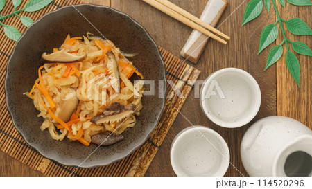 切り干し大根の煮物と日本酒 114520296