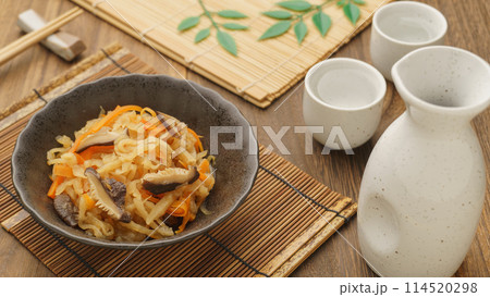 切り干し大根の煮物と日本酒 114520298