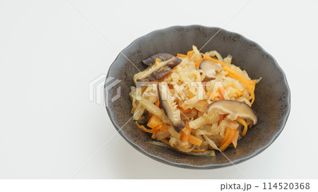 切干し大根の煮物｜切り干し大根・人参・椎茸の具材 114520368