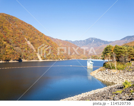広瀬ダムと奥秩父の山々 114520730