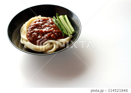 白背景のジャージャー麺 ジャージャーうどん 114521848
