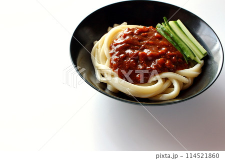 白背景のジャージャー麺 ジャージャーうどん 114521860