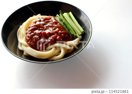 白背景のジャージャー麺 ジャージャーうどん 白背景のジャージャー麺 ジャージャーうどん 114521861