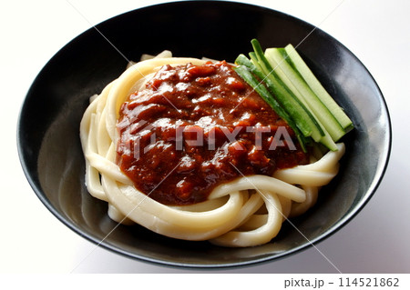 白背景のジャージャー麺 ジャージャーうどん 114521862