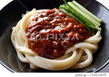白背景のジャージャー麺 ジャージャーうどん 114521870