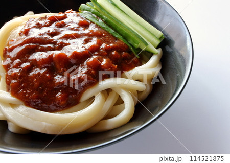 白背景のジャージャー麺 ジャージャーうどん 114521875