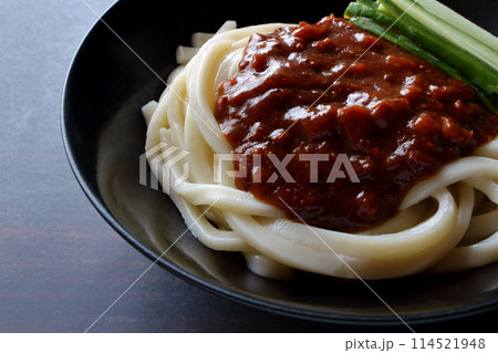 テーブル背景のジャージャー麺 ジャージャーうどん 114521948