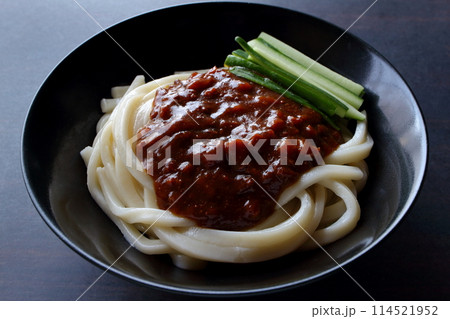 テーブル背景のジャージャー麺 ジャージャーうどん テーブル背景のジャージャー麺 ジャージャーうどん 114521952