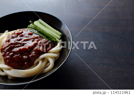 テーブル背景のジャージャー麺 ジャージャーうどん テーブル背景のジャージャー麺 ジャージャーうどん 114521961
