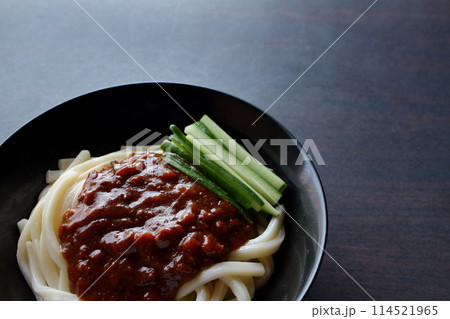 テーブル背景のジャージャー麺 ジャージャーうどん テーブル背景のジャージャー麺 ジャージャーうどん 114521965