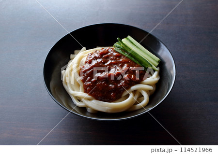 テーブル背景のジャージャー麺 ジャージャーうどん 114521966