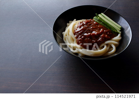 テーブル背景のジャージャー麺 ジャージャーうどん 114521971