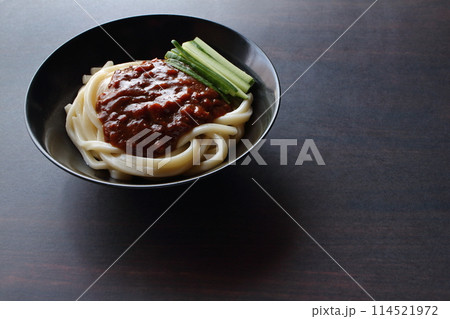 テーブル背景のジャージャー麺 ジャージャーうどん テーブル背景のジャージャー麺 ジャージャーうどん 114521972