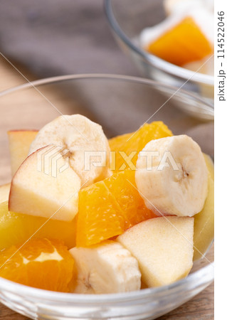カットフルーツの盛り合せのクローズアップ カットフルーツの盛り合せのクローズアップ 114522046