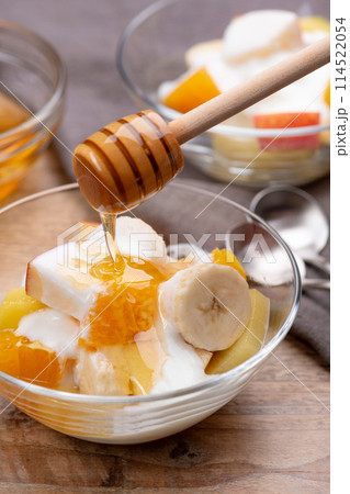 フルーツヨーグルトに蜂蜜をかける 114522054