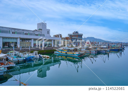 愛媛県今治市の片原海岸公園付近から西側の今治漁港、近見山方面を見る 愛媛県今治市の片原海岸公園付近から西側の今治漁港、近見山方面を見る 114522081