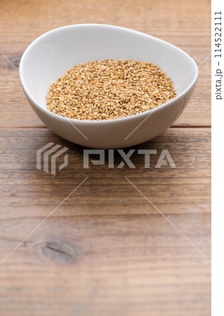 小皿に盛った胡麻 小皿に盛った胡麻 114522111