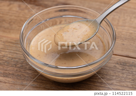 胡麻ダレをスプーンですくう 胡麻ダレをスプーンですくう 114522115