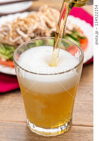 グラスに注がれるビールと棒棒鶏（バンバンジー） 114522154