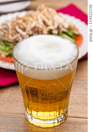 グラスにいれたビールと棒棒鶏（バンバンジー） 114522156