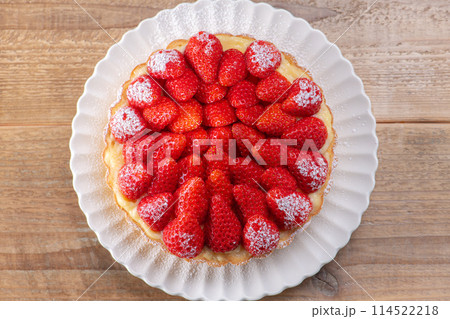 苺たっぷりのフルーツタルトの俯瞰 苺たっぷりのフルーツタルトの俯瞰 114522218