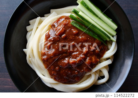 テーブル背景のジャージャー麺 ジャージャーうどん テーブル背景のジャージャー麺 ジャージャーうどん 114522272