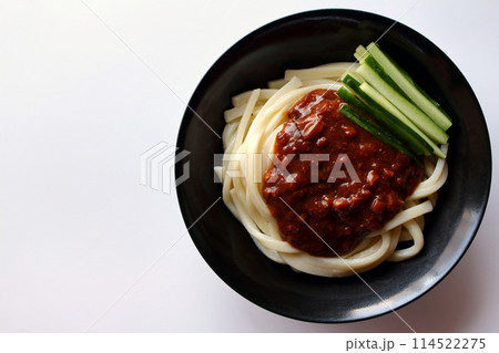 白背景のジャージャー麺 ジャージャーうどん 白背景のジャージャー麺 ジャージャーうどん 114522275