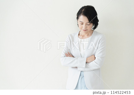 スーツ姿のミドル女性 114522453