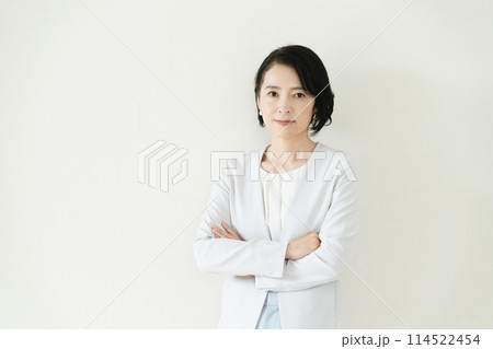 スーツ姿のミドル女性 114522454