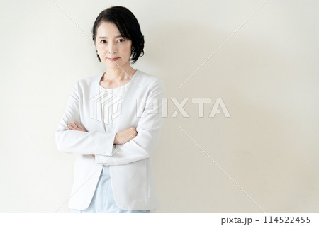スーツ姿のミドル女性 114522455