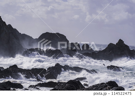 日本海の荒波　秋田県男鹿半島 114522475
