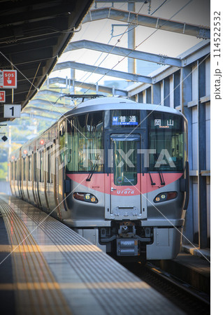 児島駅で出発を待つ227系500番台「Urara」（JR西日本） 114522532