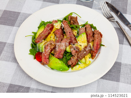 Fried beef served with avocado and herbs Fried beef served with avocado and herbs 114523021