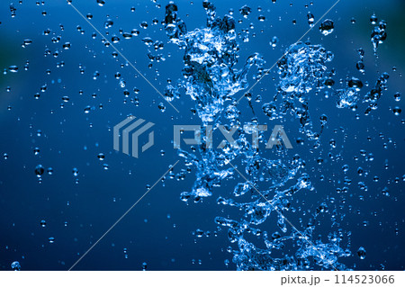 青い水しぶき 114523066