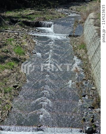 堰から流れる波の模様 114523635