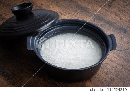 土鍋と白米 clay pot and white rice 土鍋と白米 clay pot and white rice 114524219